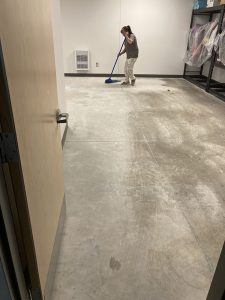 Lavage du plancher avant de le peindre - Marcel Nault Peintre