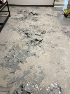 décapage du plancher avant de le peindre - Marcel Nault Peintre